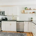 Getaway On Grant Heart Of Downtown With Parking